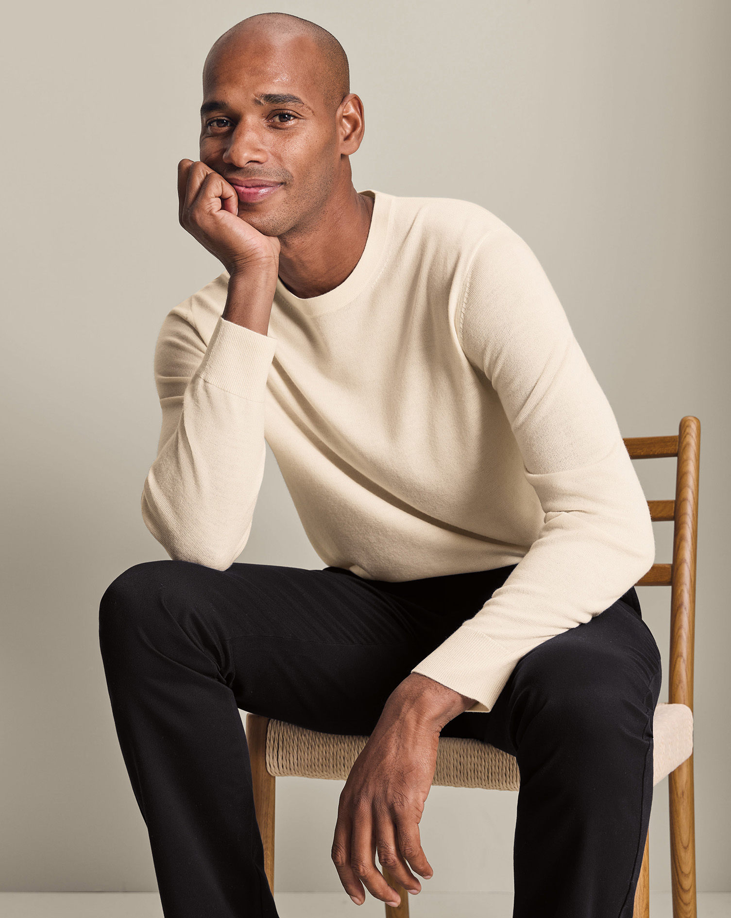 KNM0017CRM_MODEL_SEATED_01