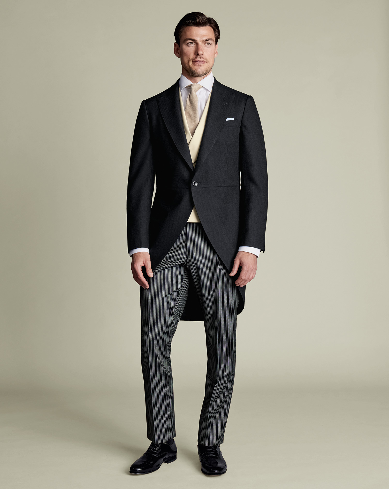 SUW0023BLK_MODEL_FRONT_ALT